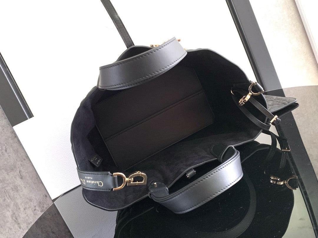 Classic Reinvented! Black Quilted Handbag - Where Luxury Meets Practicality