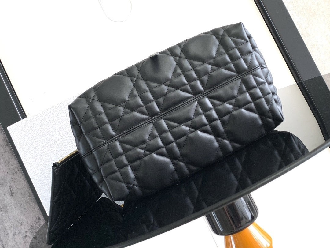 Classic Reinvented! Black Quilted Handbag - Where Luxury Meets Practicality