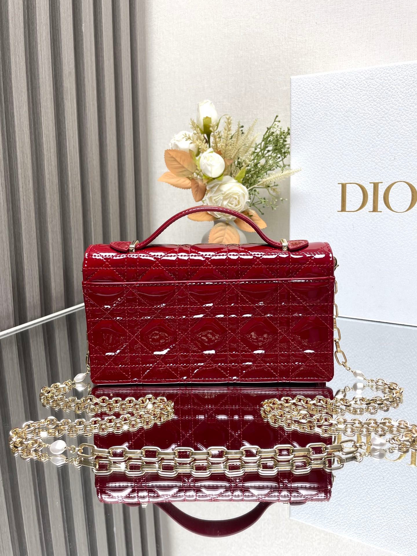 Red Patent Leather Cannage Pattern Pearl Clutch Bag