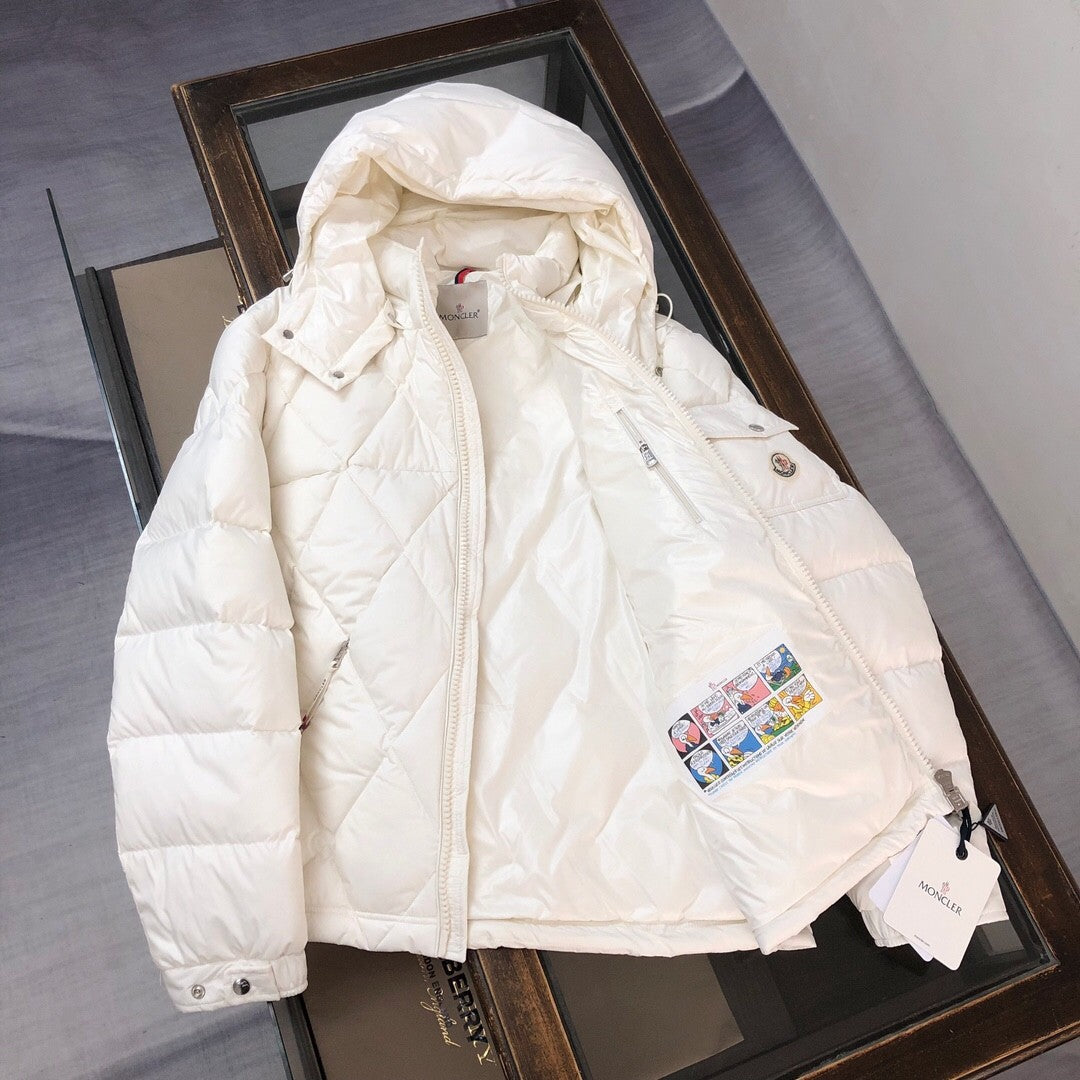 Short - length down jacket with diamond - shaped quilting, filled with top - grade duck down