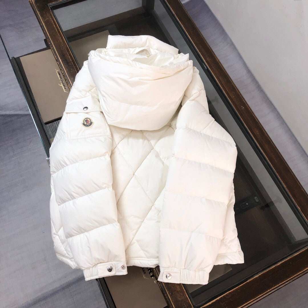 Short - length down jacket with diamond - shaped quilting, filled with top - grade duck down