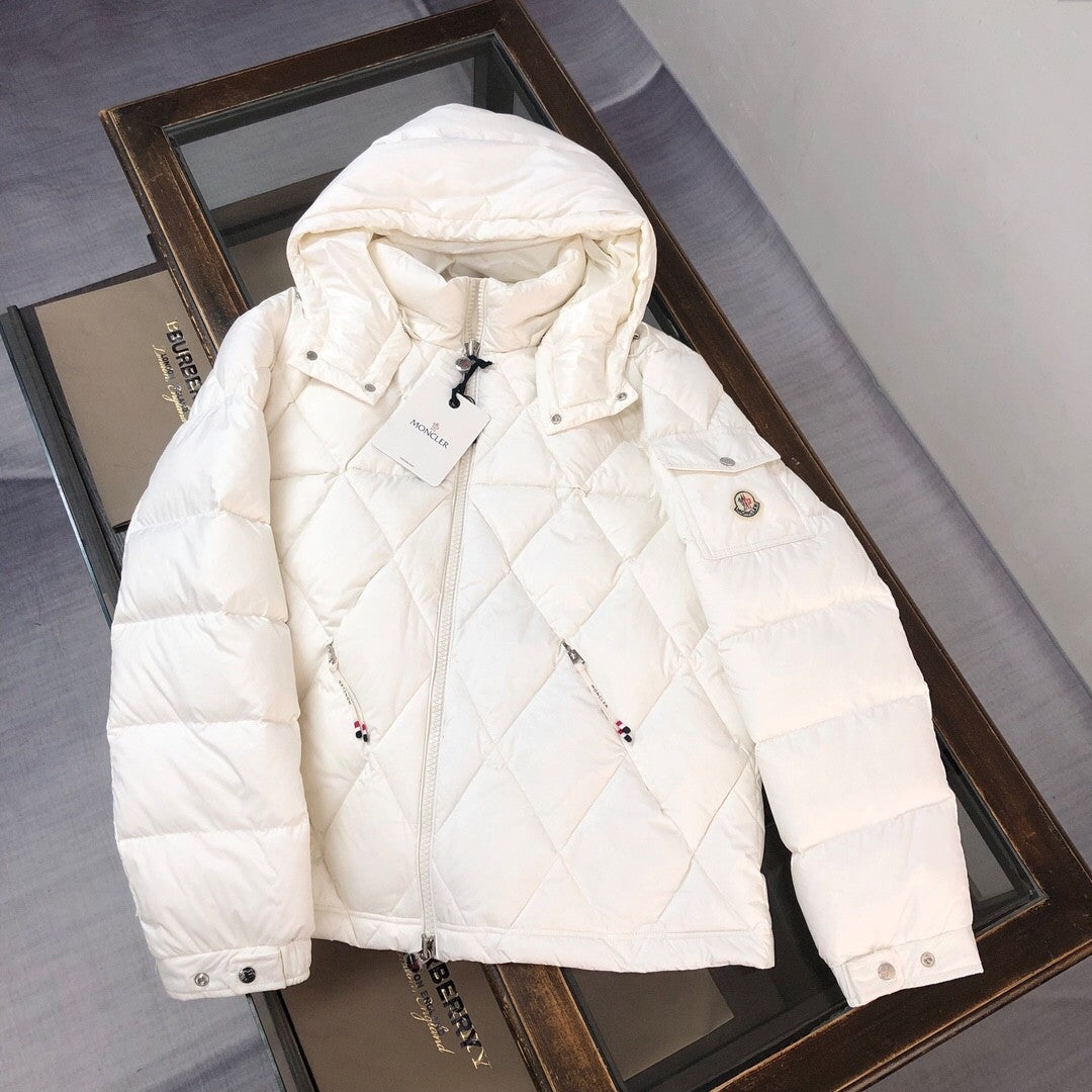 Short - length down jacket with diamond - shaped quilting, filled with top - grade duck down