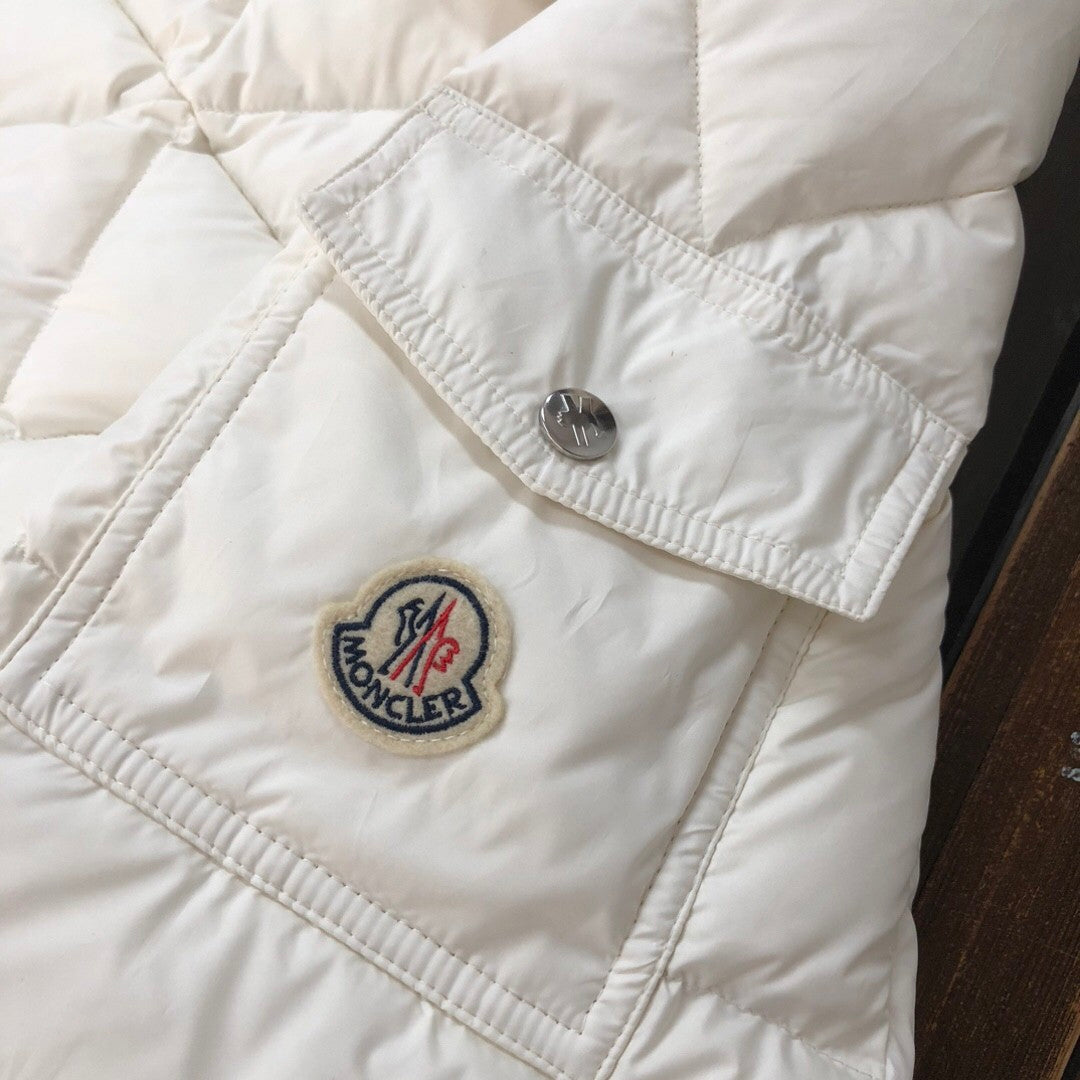 Short - length down jacket with diamond - shaped quilting, filled with top - grade duck down