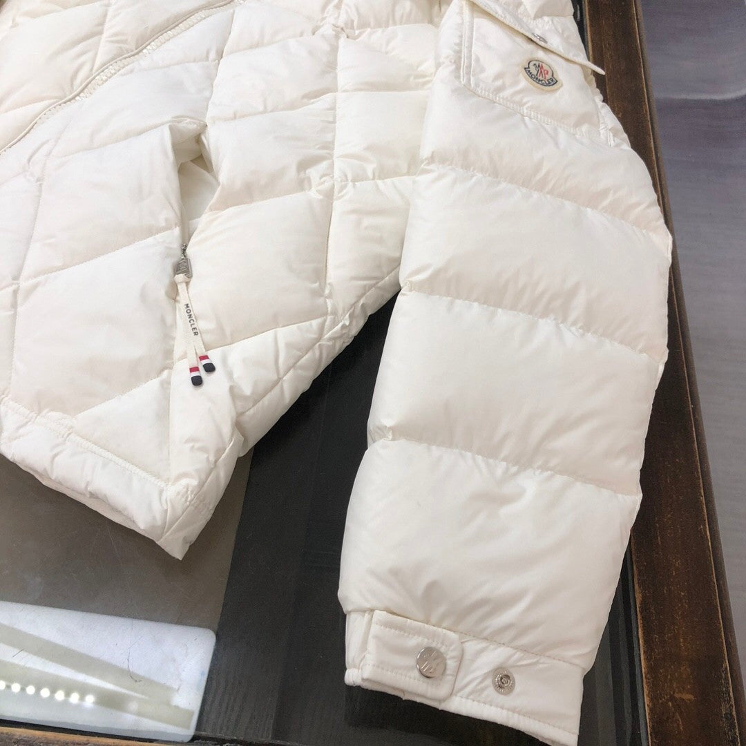 Short - length down jacket with diamond - shaped quilting, filled with top - grade duck down