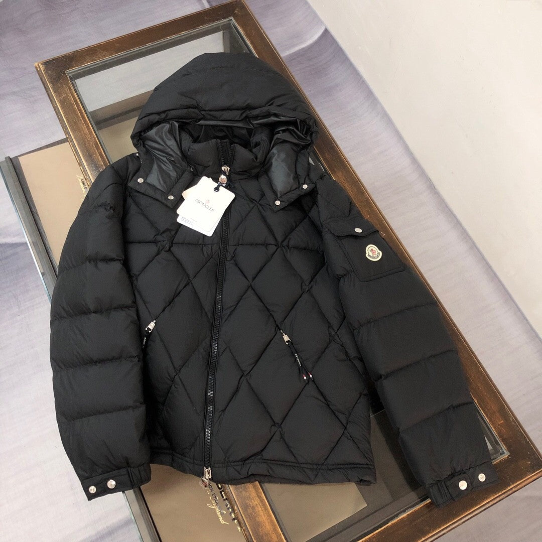 Short - length down jacket with diamond - shaped quilting, filled with top - grade duck down