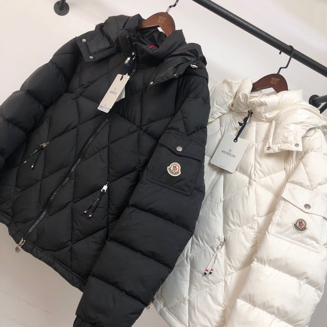 Short - length down jacket with diamond - shaped quilting, filled with top - grade duck down