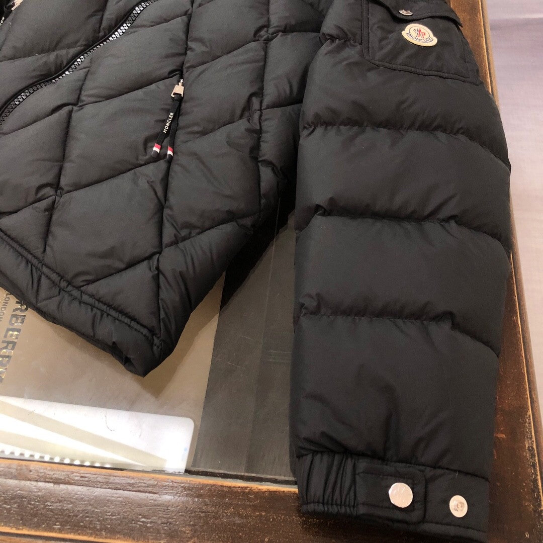 Short - length down jacket with diamond - shaped quilting, filled with top - grade duck down