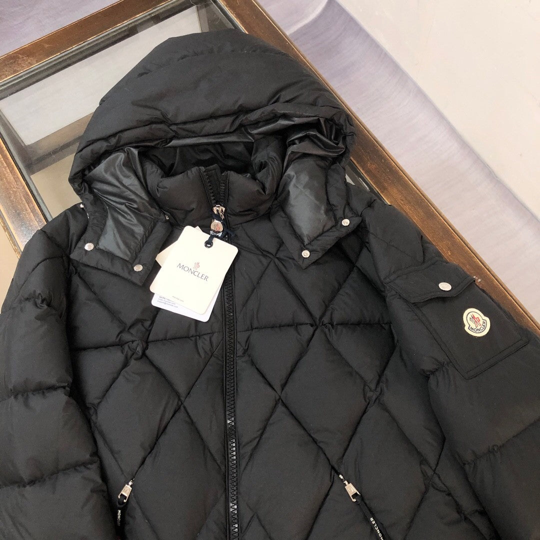Short - length down jacket with diamond - shaped quilting, filled with top - grade duck down
