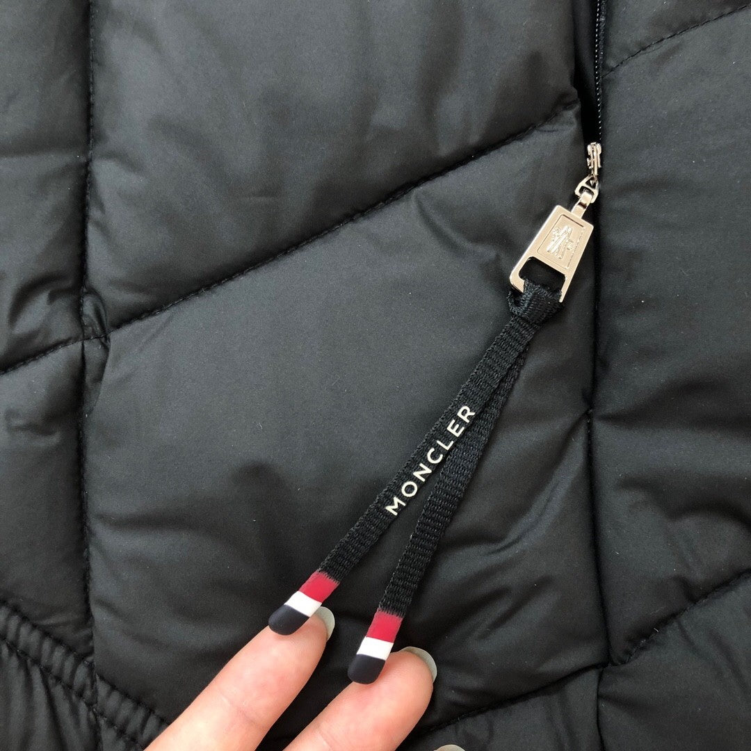 Short - length down jacket with diamond - shaped quilting, filled with top - grade duck down