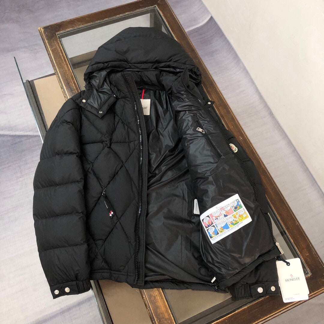 Short - length down jacket with diamond - shaped quilting, filled with top - grade duck down