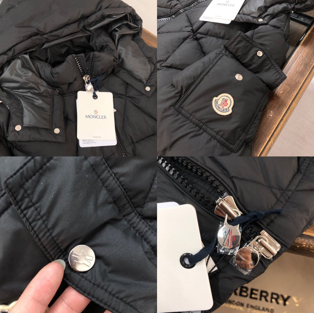 Short - length down jacket with diamond - shaped quilting, filled with top - grade duck down