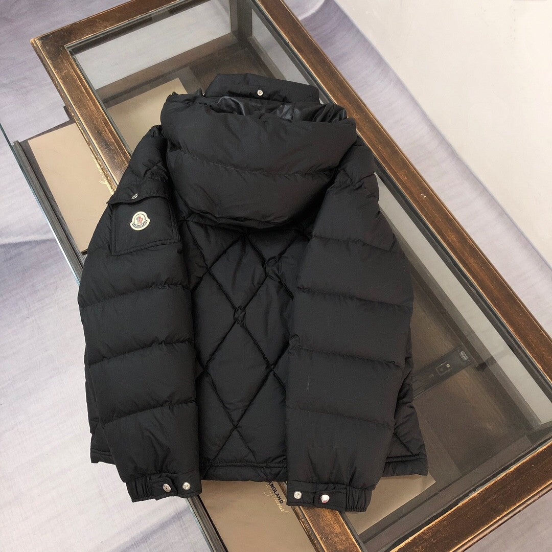 Short - length down jacket with diamond - shaped quilting, filled with top - grade duck down