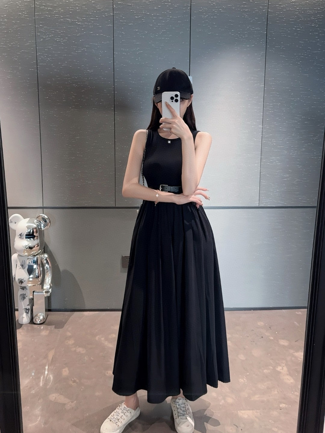 New Sleeveless Dress with Decorative Design of Small Arc de Triomphe Embroidery Logo