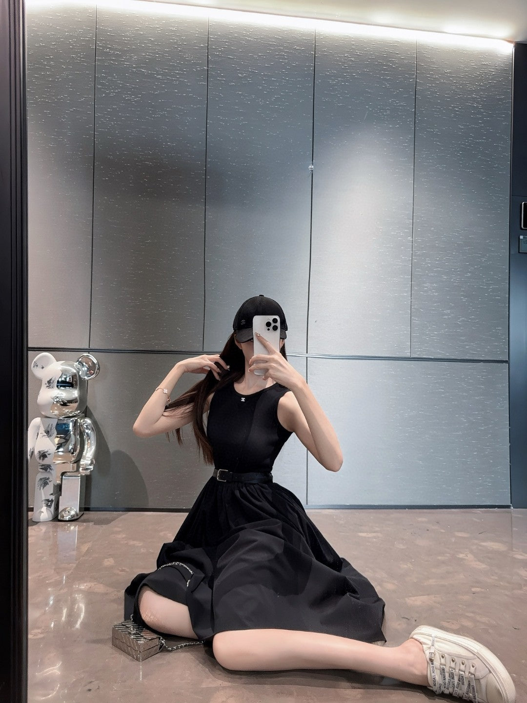 New Sleeveless Dress with Decorative Design of Small Arc de Triomphe Embroidery Logo