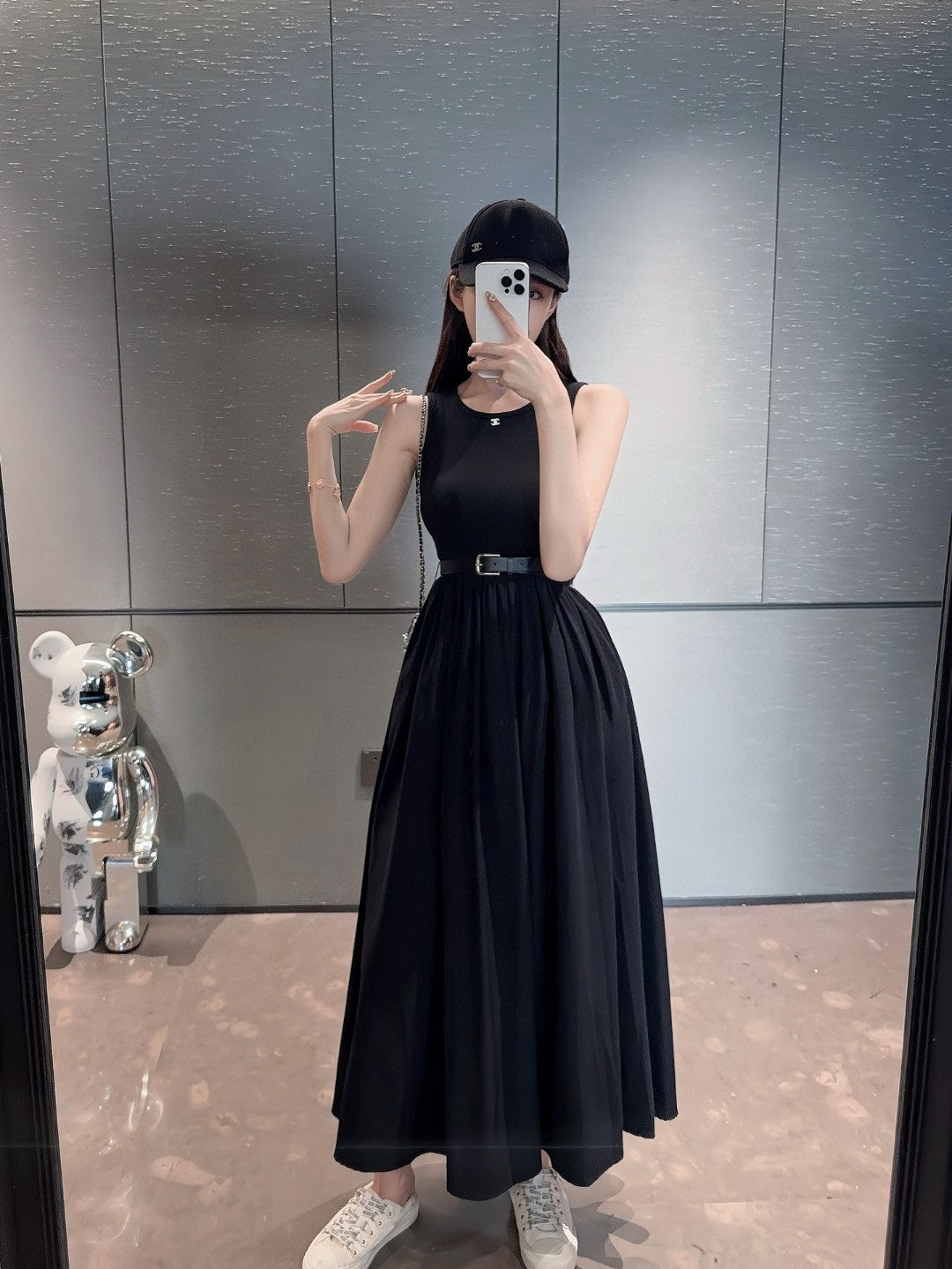 New Sleeveless Dress with Decorative Design of Small Arc de Triomphe Embroidery Logo