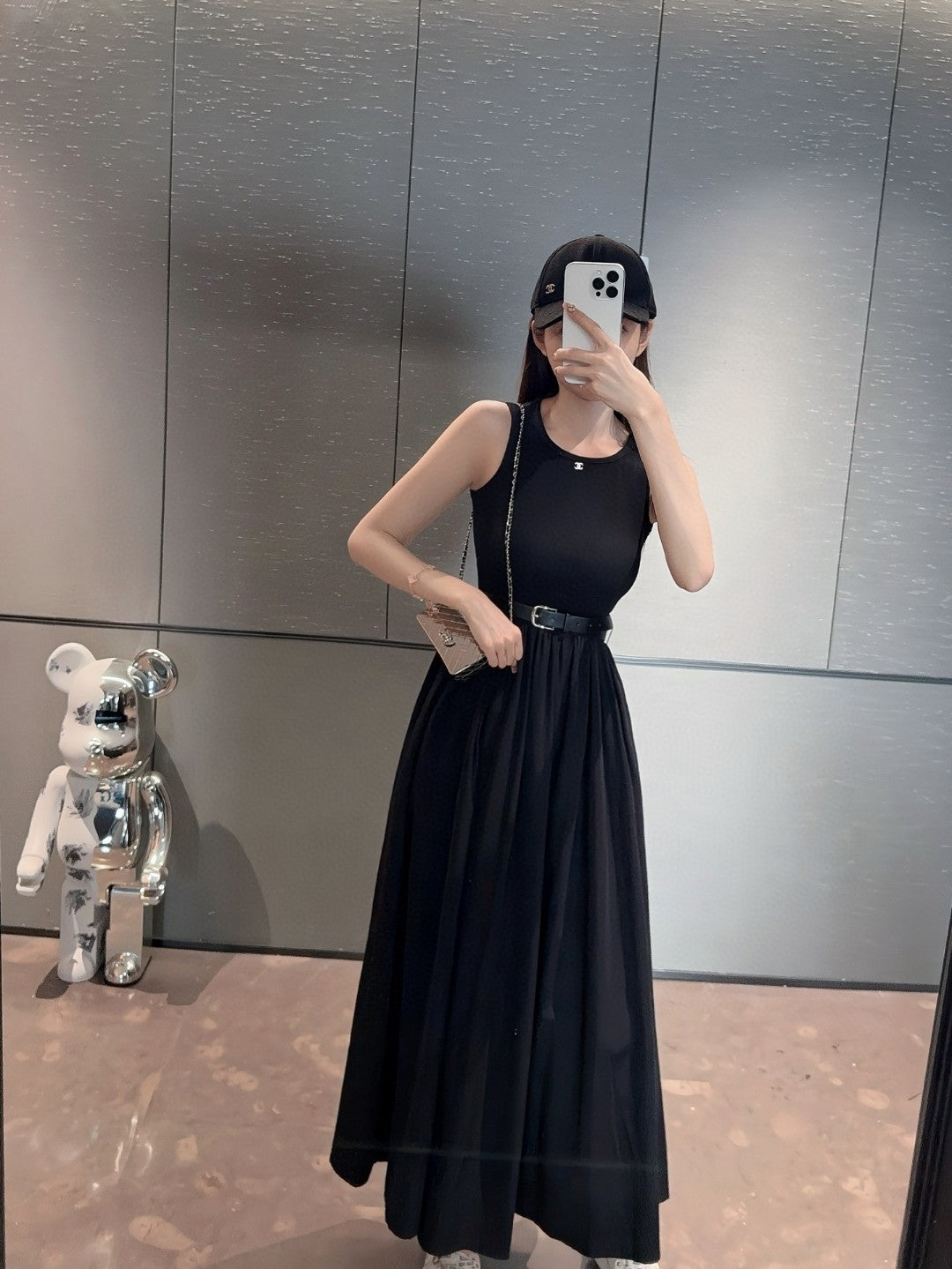 New Sleeveless Dress with Decorative Design of Small Arc de Triomphe Embroidery Logo