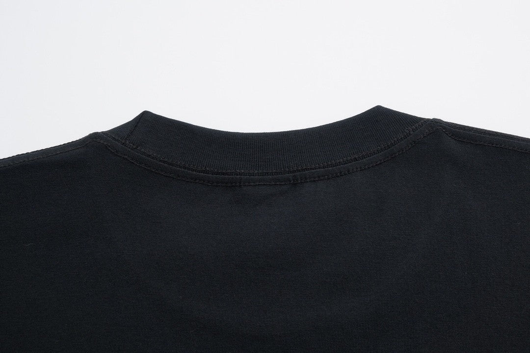 Black T - shirt with an adorable snake and the GG logo. Unisex.