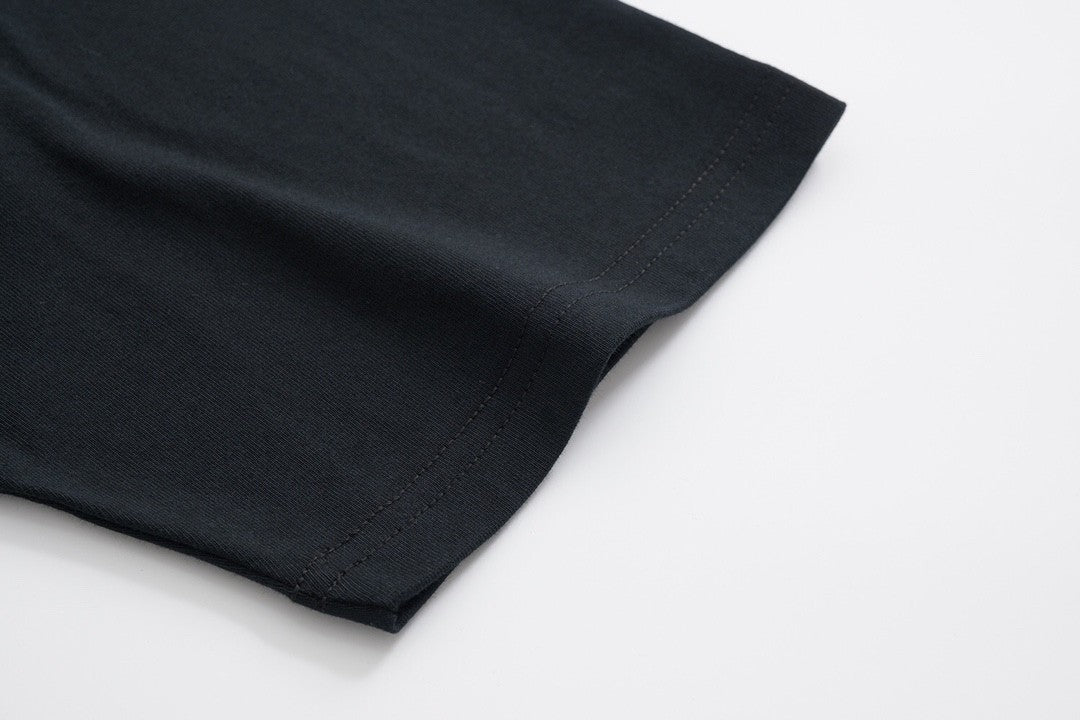 Black T - shirt with an adorable snake and the GG logo. Unisex.