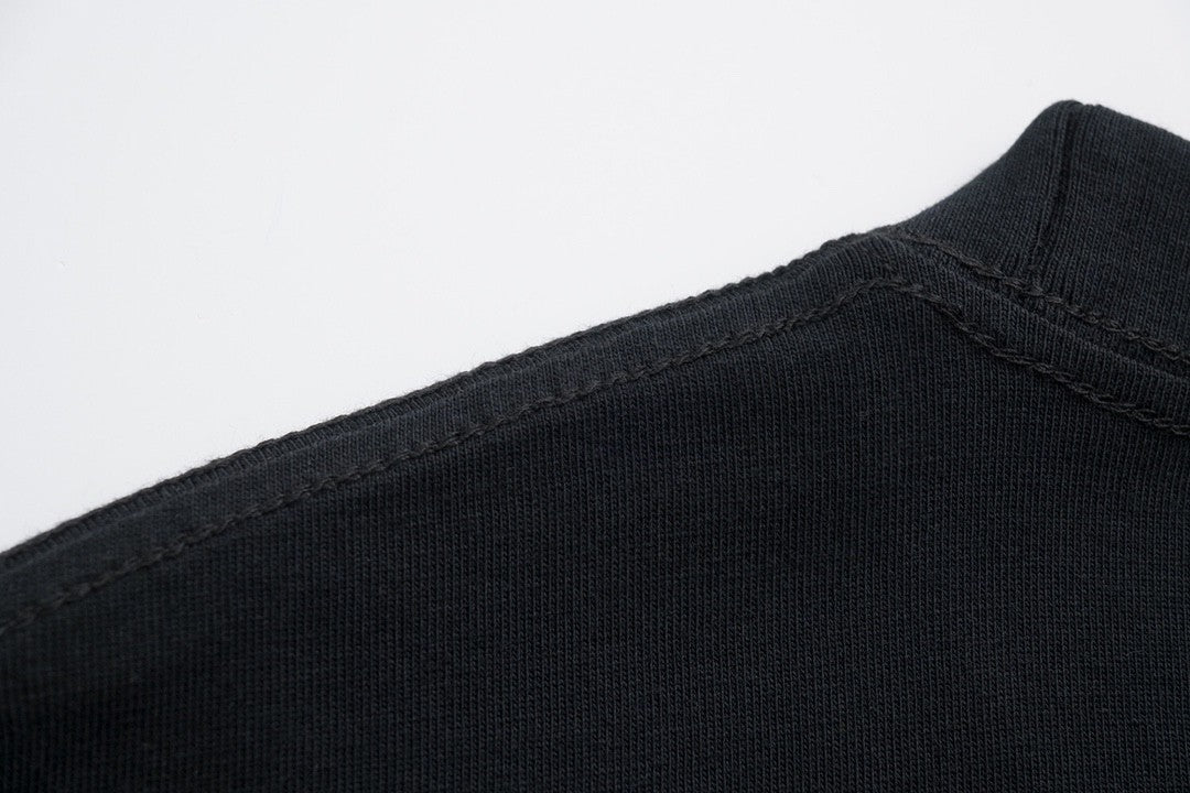 Black T - shirt with an adorable snake and the GG logo. Unisex.