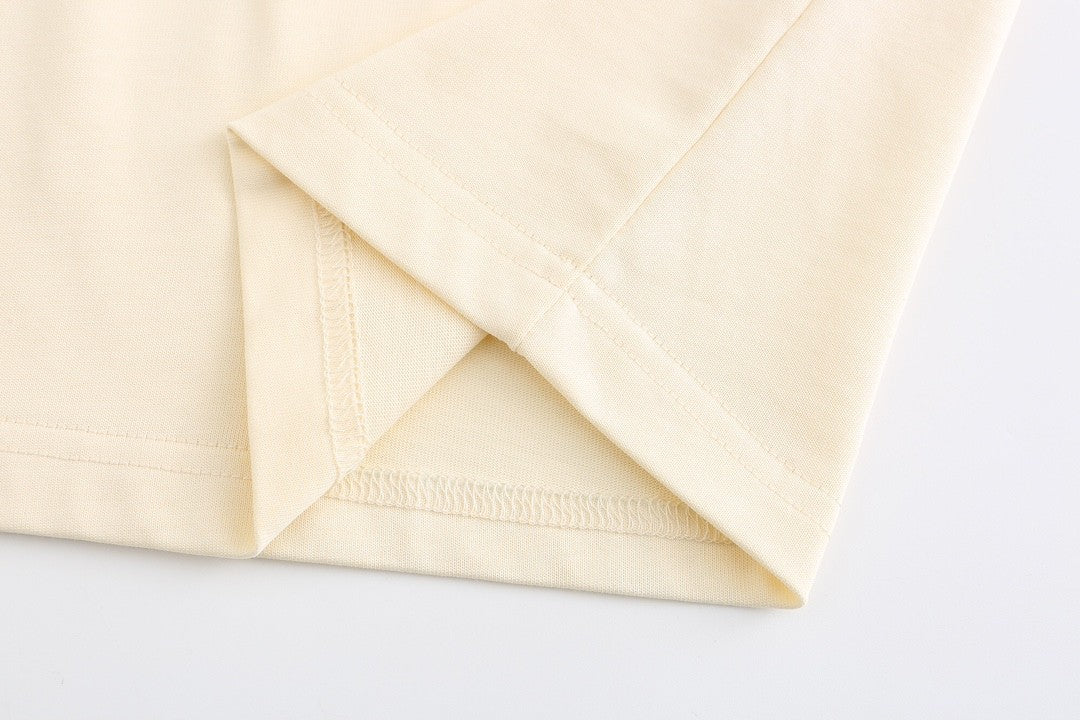 Beige T - shirt with an adorable snake and the GG logo. Unisex.