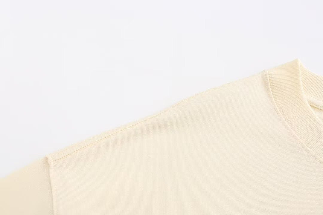 Beige T - shirt with an adorable snake and the GG logo. Unisex.