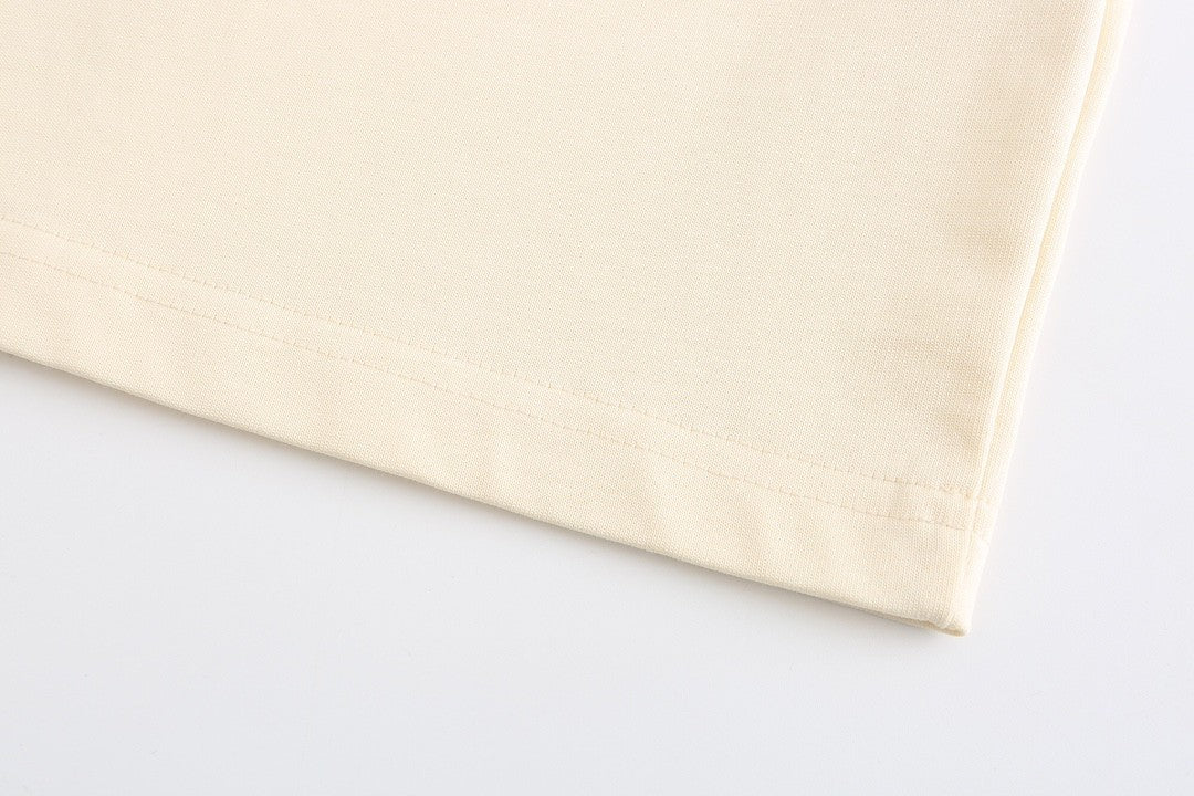 Beige T - shirt with an adorable snake and the GG logo. Unisex.