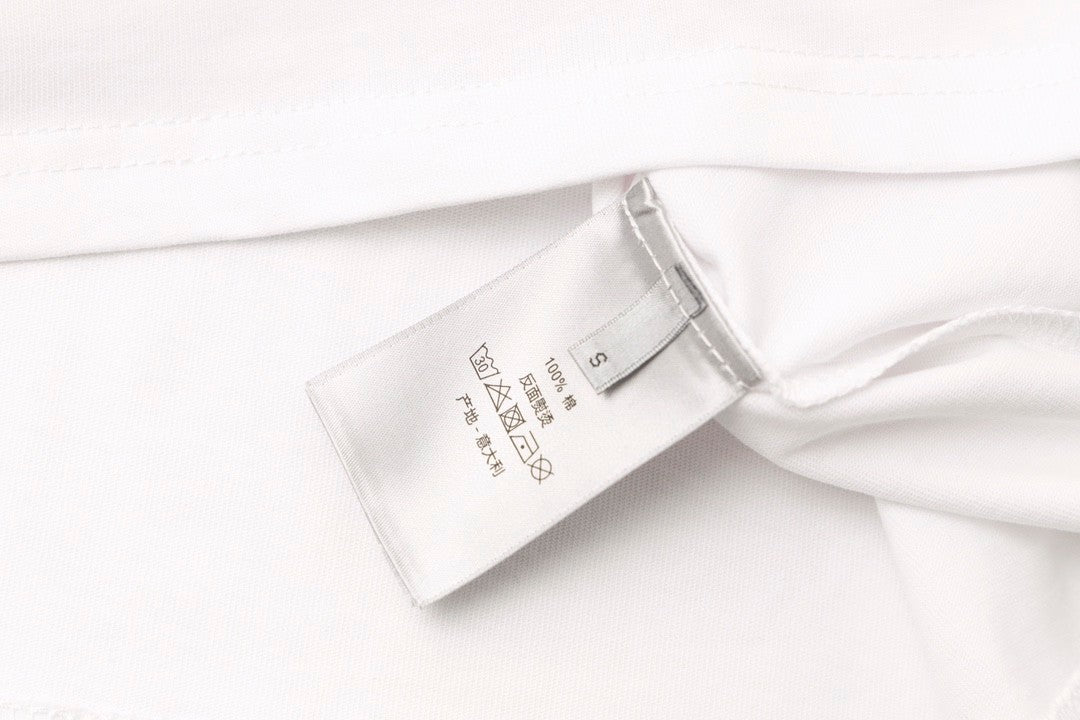 Short  sleeved T - shirt with thick - thread floral embroidery