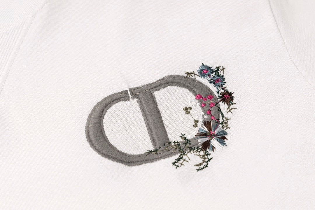 Short  sleeved T - shirt with thick - thread floral embroidery