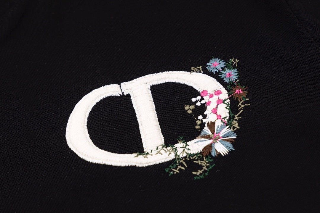 Short  sleeved T - shirt with thick - thread floral embroidery