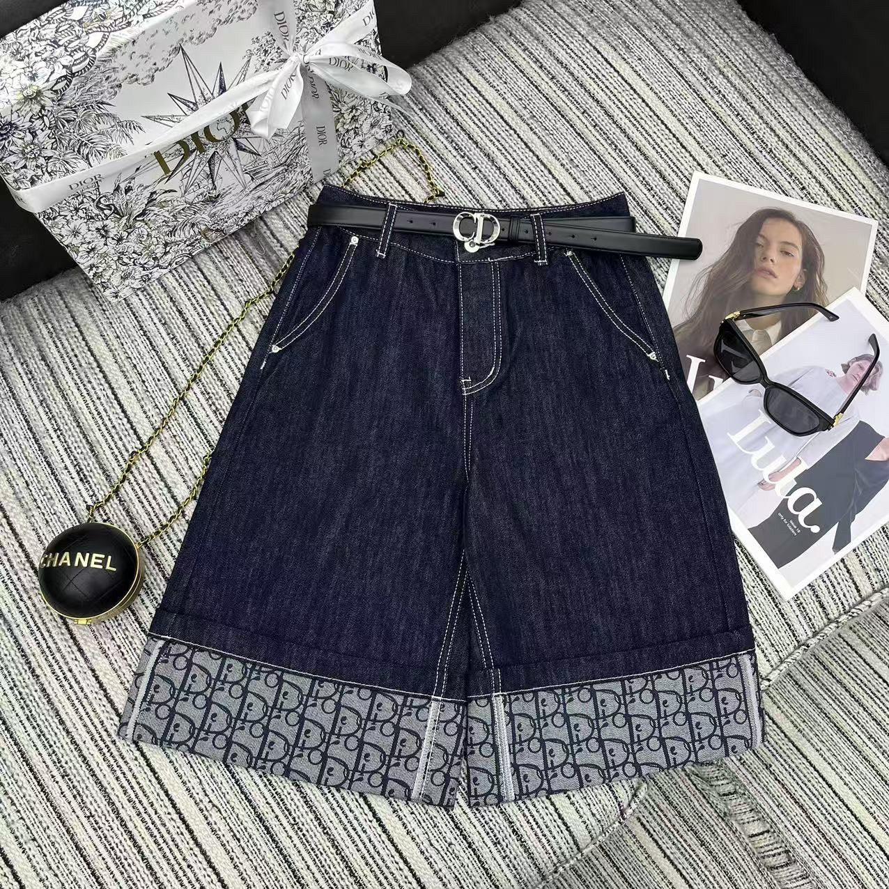 New - style wide - leg cropped pants with classic monogram letter prints on the hems, paired with a custom - made leather belt