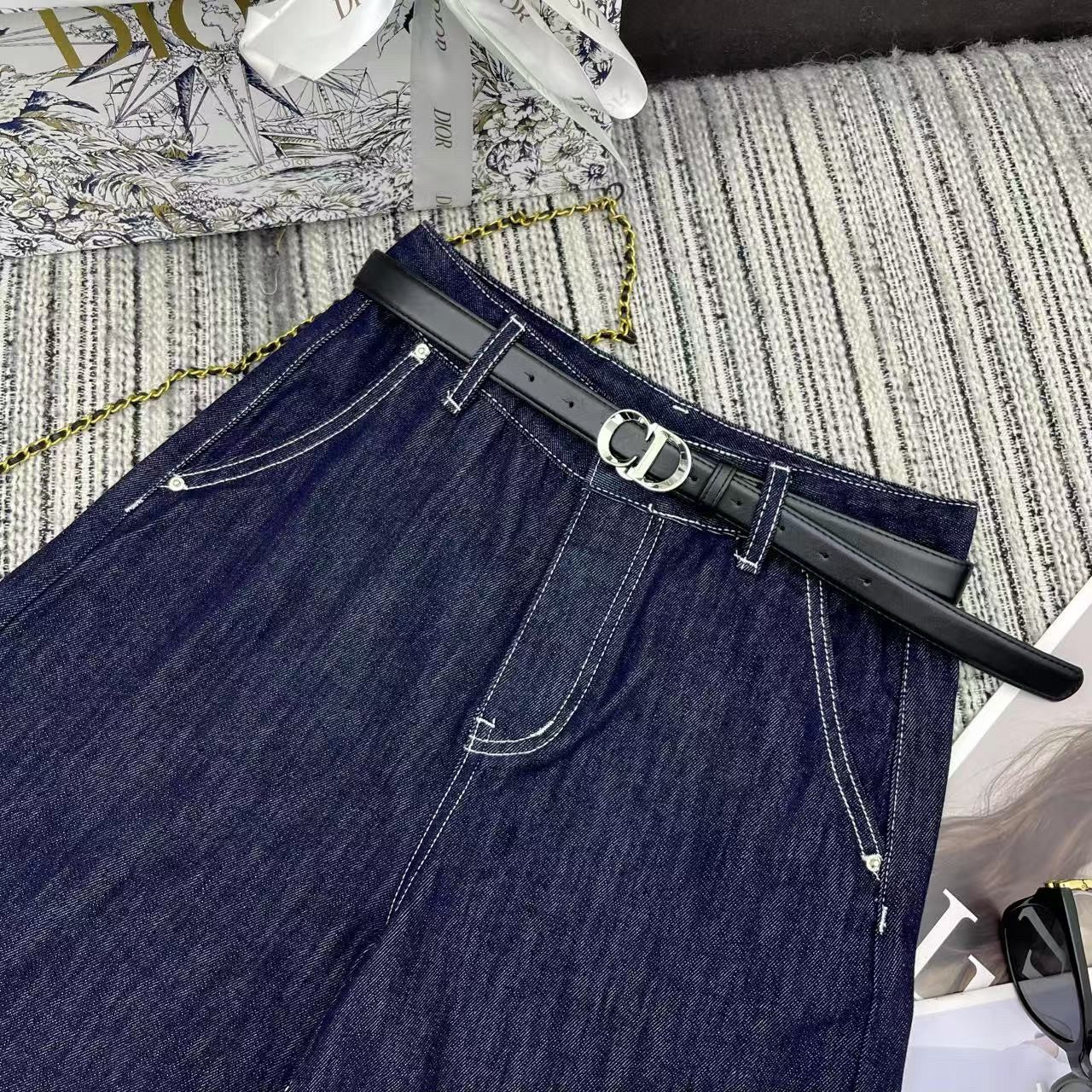 New - style wide - leg cropped pants with classic monogram letter prints on the hems, paired with a custom - made leather belt