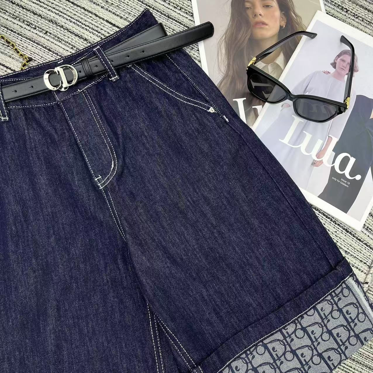 New - style wide - leg cropped pants with classic monogram letter prints on the hems, paired with a custom - made leather belt