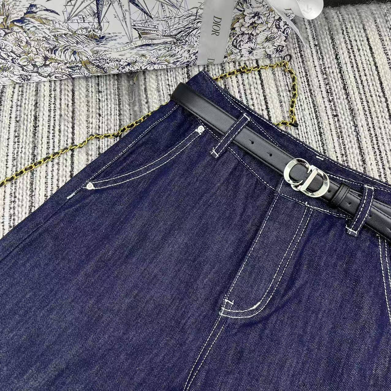 New - style wide - leg cropped pants with classic monogram letter prints on the hems, paired with a custom - made leather belt