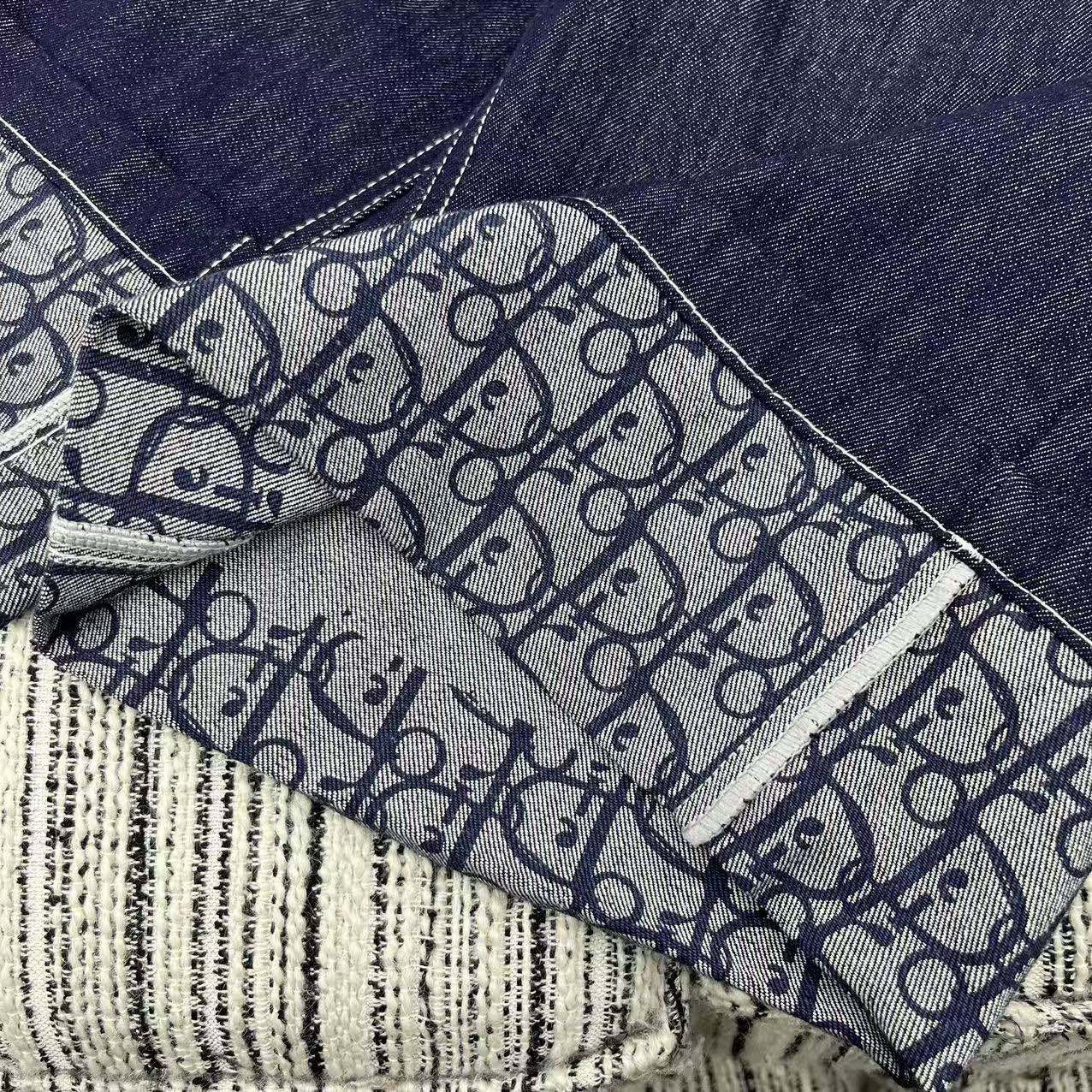 New - style wide - leg cropped pants with classic monogram letter prints on the hems, paired with a custom - made leather belt