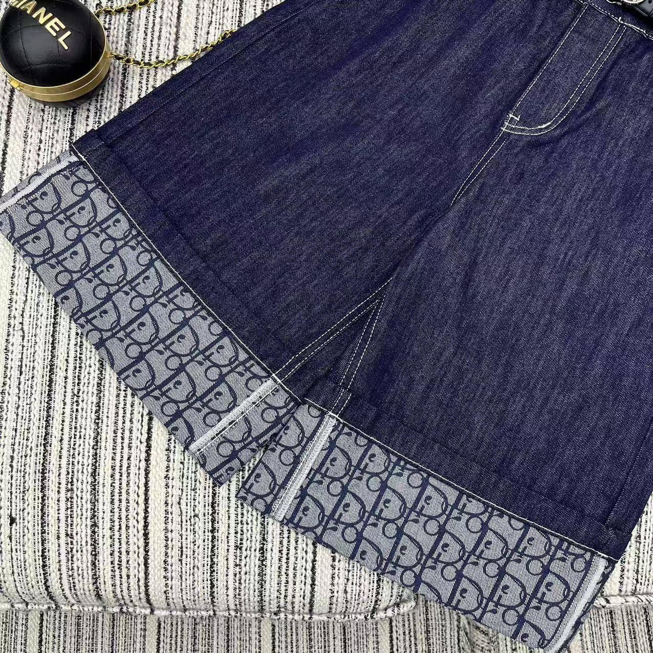 New - style wide - leg cropped pants with classic monogram letter prints on the hems, paired with a custom - made leather belt