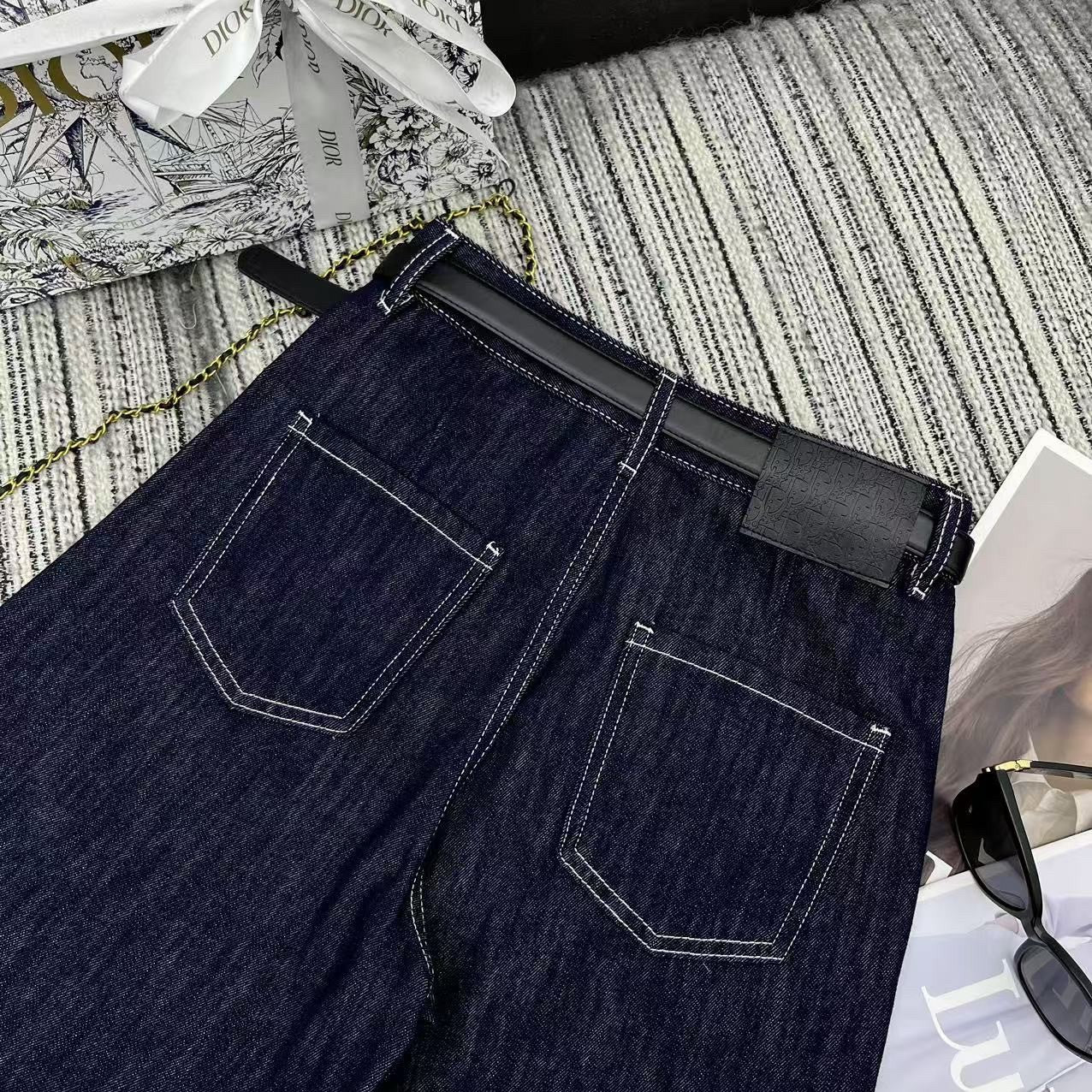 New - style wide - leg cropped pants with classic monogram letter prints on the hems, paired with a custom - made leather belt