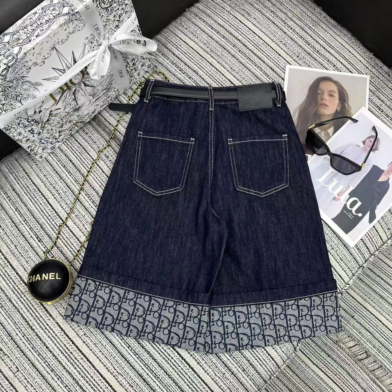 New - style wide - leg cropped pants with classic monogram letter prints on the hems, paired with a custom - made leather belt