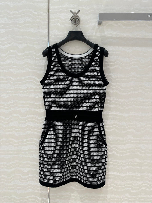 Classic black - and - white color - block sleeveless dress. It features a classic round neck and a waist - cinching silhouette.