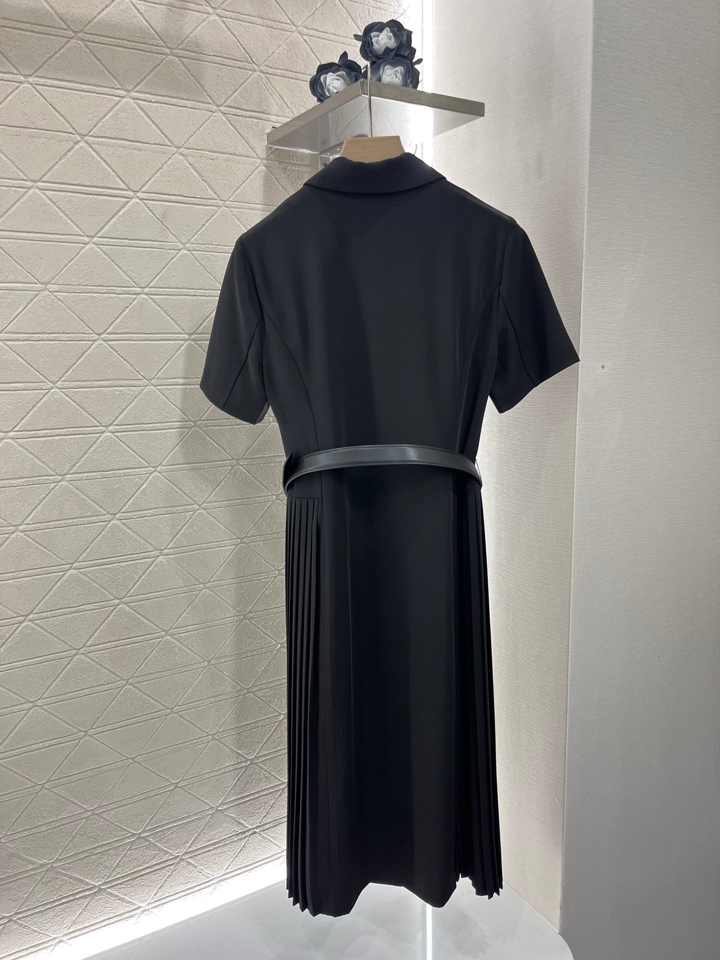 Short - sleeved belted dress made of custom - made acetate material