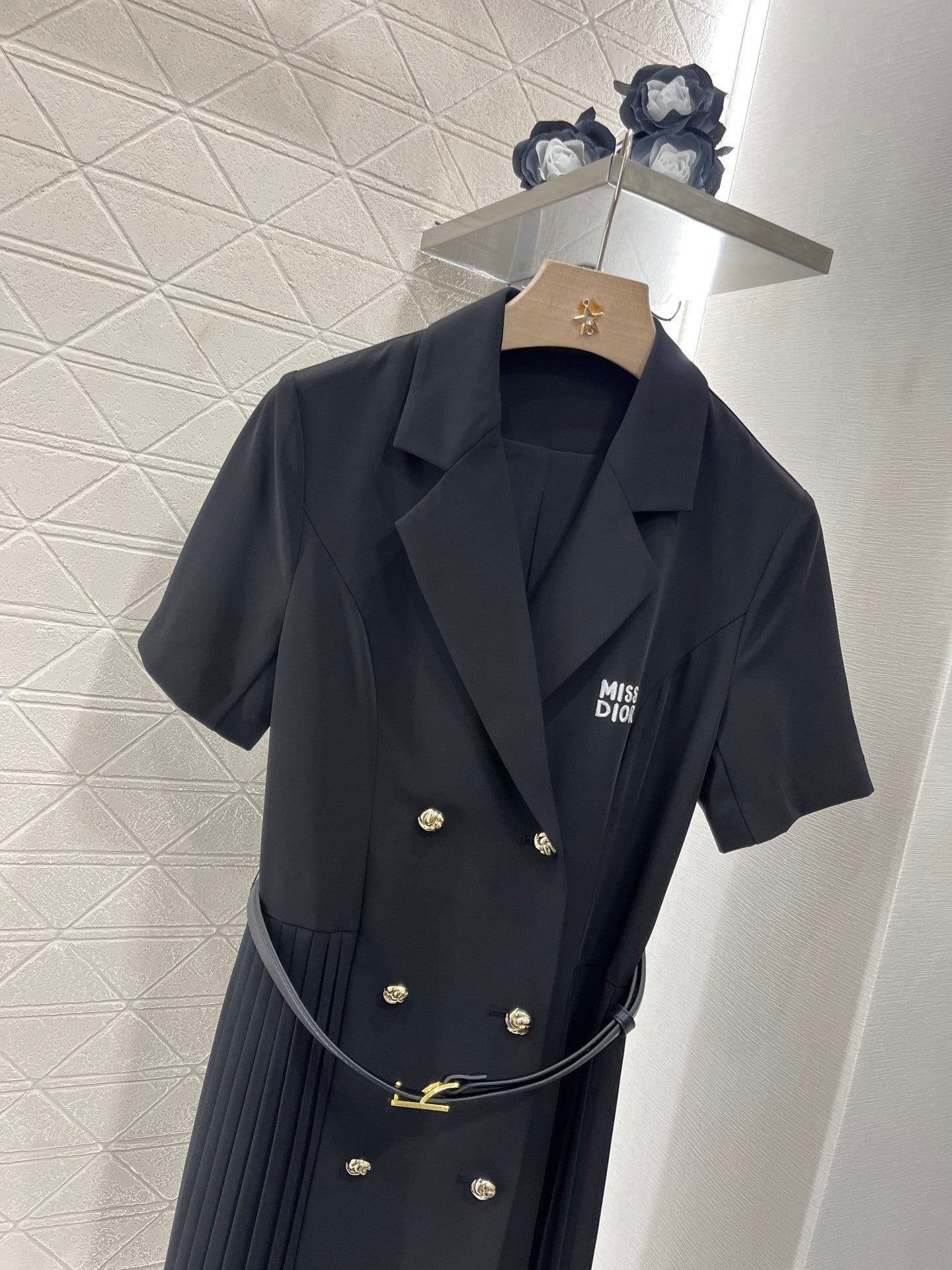 Short - sleeved belted dress made of custom - made acetate material