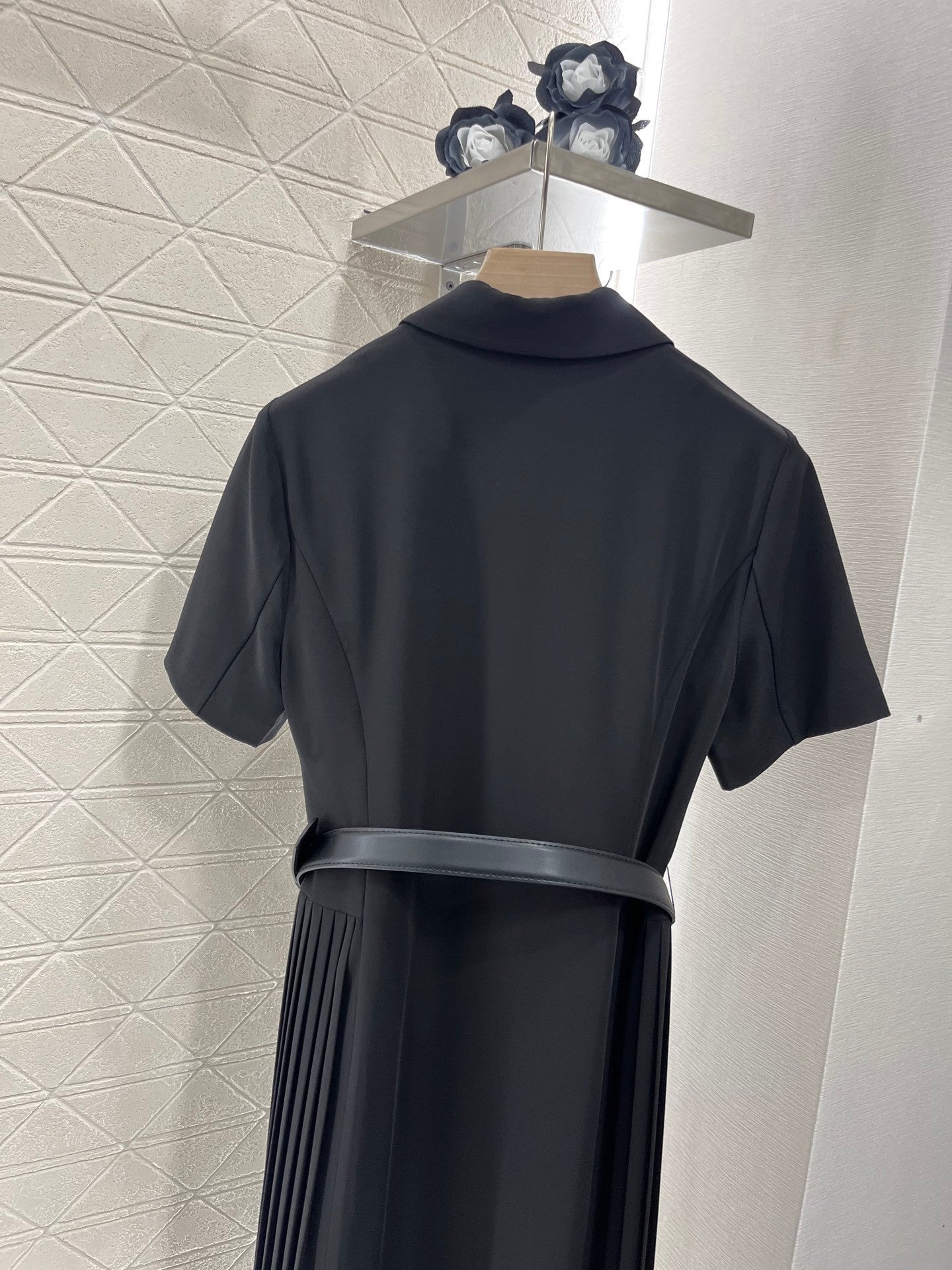 Short - sleeved belted dress made of custom - made acetate material