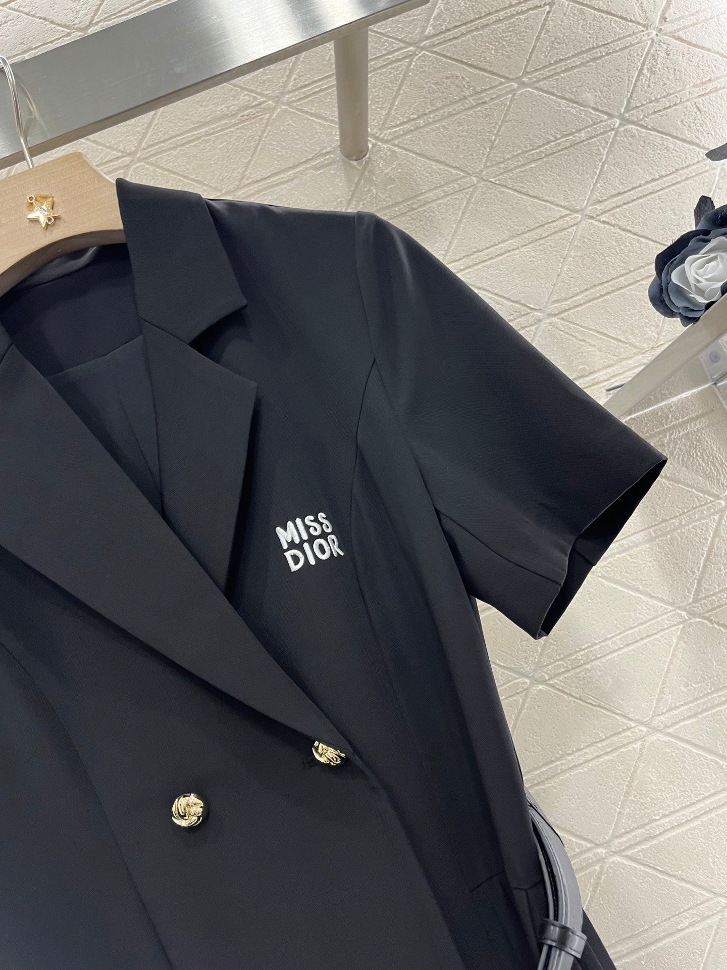 Short - sleeved belted dress made of custom - made acetate material