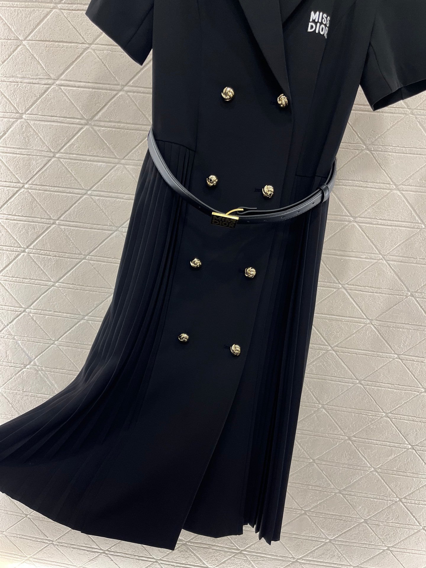 Short - sleeved belted dress made of custom - made acetate material