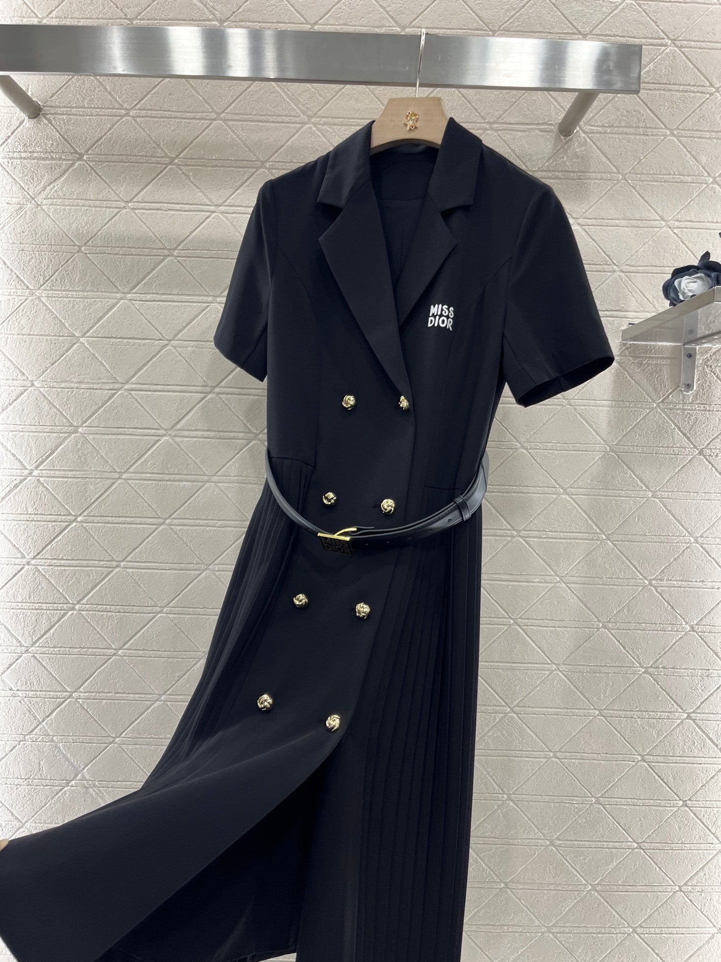 Short - sleeved belted dress made of custom - made acetate material