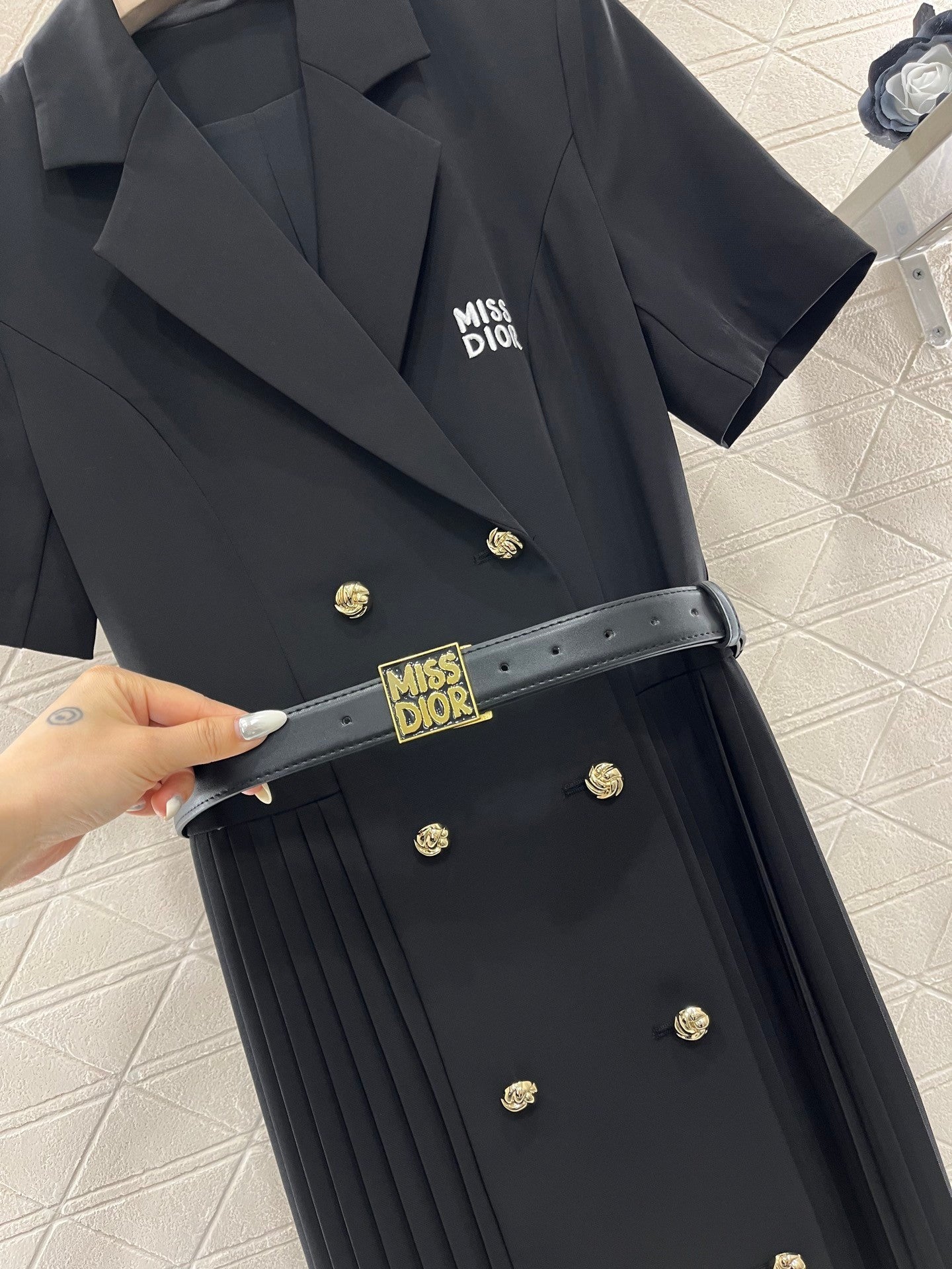 Short - sleeved belted dress made of custom - made acetate material