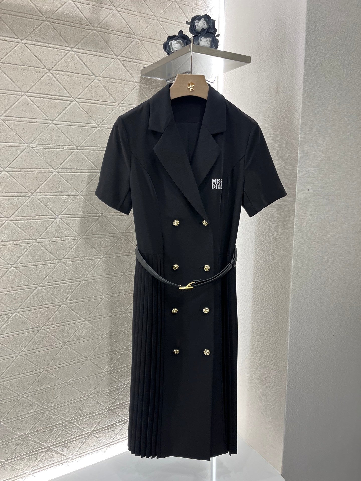 Short - sleeved belted dress made of custom - made acetate material