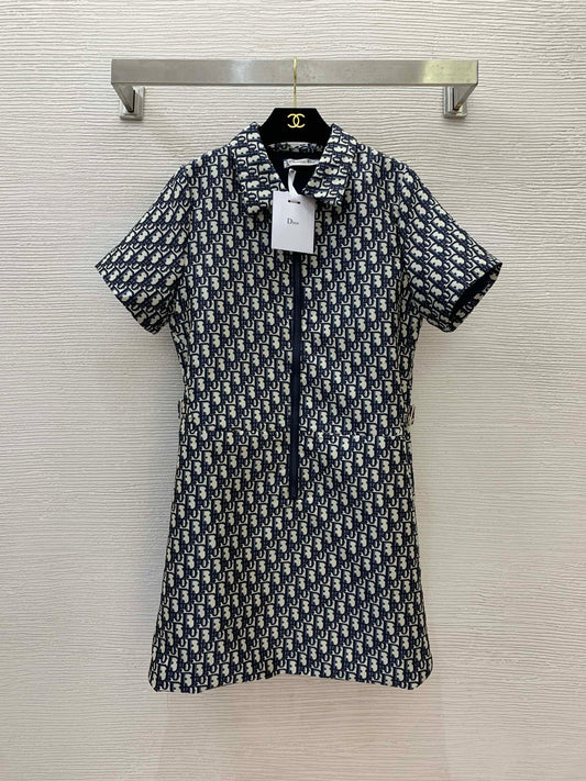 Short - sleeved dress with letter logo jacquard, zipper placket, pull - out convertible collar
