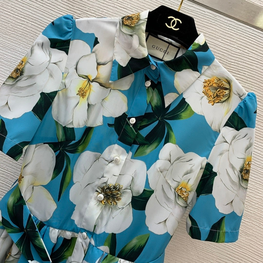 Short - sleeved dress with floral prints, single - breasted placket, and convertible collar