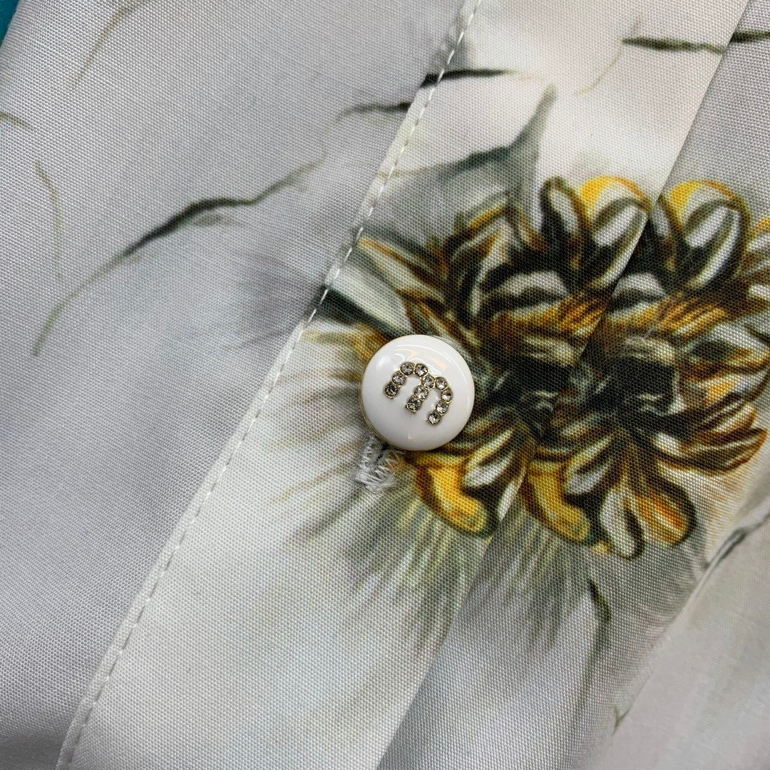 Short - sleeved dress with floral prints, single - breasted placket, and convertible collar