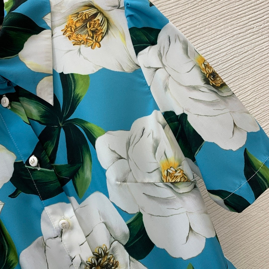 Short - sleeved dress with floral prints, single - breasted placket, and convertible collar